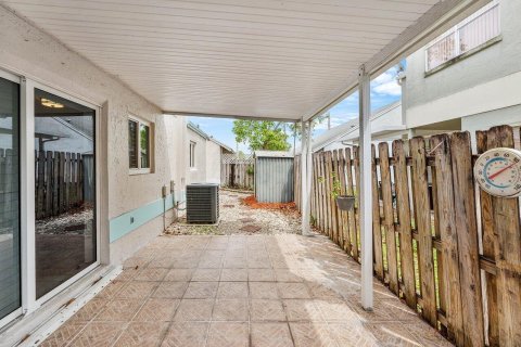 House in Pembroke Pines, Florida 4 bedrooms, 159.79 sq.m. № 2147141 - photo 26