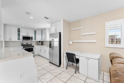 House in Pembroke Pines, Florida 4 bedrooms, 159.79 sq.m. № 2147141 - photo 5