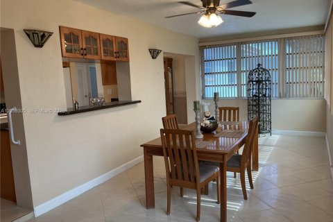 House in Tamarac, Florida 2 bedrooms, 124.67 sq.m. № 2086655 - photo 11