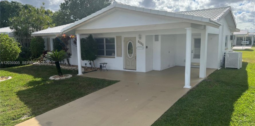 House in Tamarac, Florida 2 bedrooms, 124.67 sq.m. № 2086655