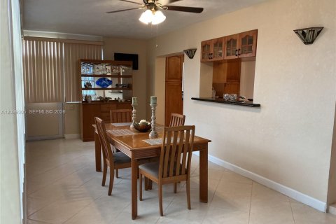 House in Tamarac, Florida 2 bedrooms, 124.67 sq.m. № 2086655 - photo 12