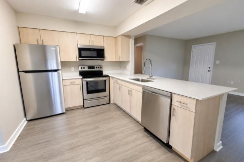 Townhouse in Winter Haven, Florida 2 bedrooms, 97.55 sq.m. № 2377790 - photo 6