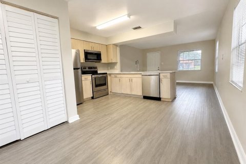 Townhouse in Winter Haven, Florida 2 bedrooms, 97.55 sq.m. № 2377790 - photo 5
