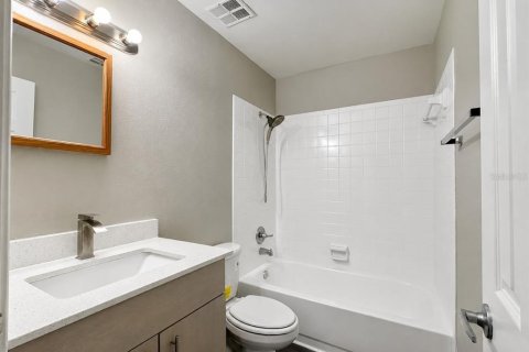 Townhouse in Winter Haven, Florida 2 bedrooms, 97.55 sq.m. № 2377790 - photo 10