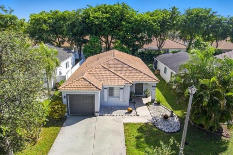 House in Deerfield Beach, Florida 3 bedrooms, 131.74 sq.m. № 1942194 - photo 1