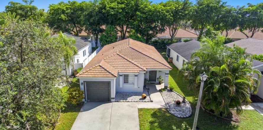 House in Deerfield Beach, Florida 3 bedrooms, 131.74 sq.m. № 1942194