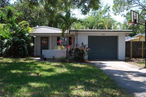 House in Saint Petersburg, Florida 3 bedrooms, 123.75 sq.m. № 1736840 - photo 1