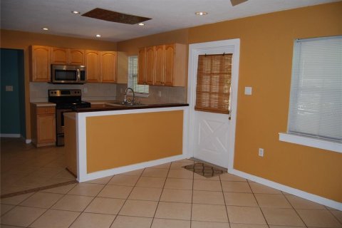 House in Saint Petersburg, Florida 3 bedrooms, 123.75 sq.m. № 1736840 - photo 5