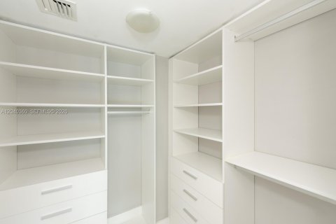 Condo in Sunny Isles Beach, Florida, 2 bedrooms  № 2086351 - photo 24