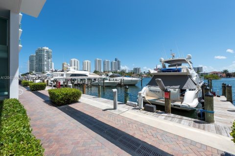 Condo in Sunny Isles Beach, Florida, 2 bedrooms  № 2086351 - photo 9
