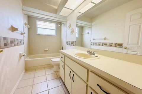 House in New Port Richey, Florida 3 bedrooms, 133.97 sq.m. № 1690377 - photo 14