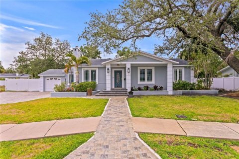 House in Tampa, Florida 3 bedrooms, 213.58 sq.m. № 1690589 - photo 1