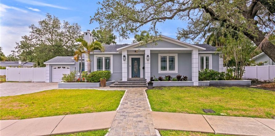 House in Tampa, Florida 3 bedrooms, 213.58 sq.m. № 1690589