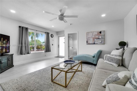 Casa en alquiler en Wilton Manors, Florida, 3 dormitorios, 163.69 m2 № 1989065 - foto 2