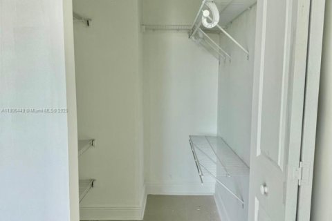 Снять в аренду кондоминиум в Майами, Флорида 2 спальни, 95.04м2, № 1944806 - фото 27