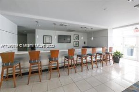 Снять в аренду кондоминиум в Майами, Флорида 2 спальни, 95.04м2, № 1944806 - фото 5