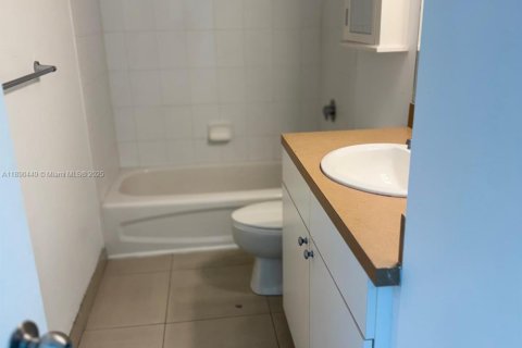 Снять в аренду кондоминиум в Майами, Флорида 2 спальни, 95.04м2, № 1944806 - фото 12
