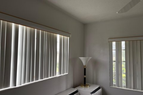 Condo in West Palm Beach, Florida, 2 bedrooms № 2169573 - photo 12