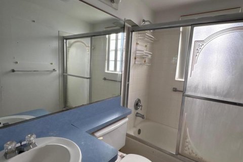 Condo in West Palm Beach, Florida, 2 bedrooms № 2169573 - photo 8