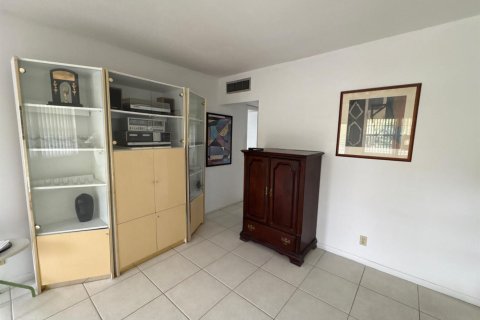 Condo in West Palm Beach, Florida, 2 bedrooms № 2169573 - photo 4