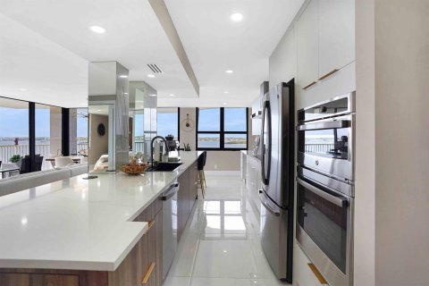 Condo in Riviera Beach, Florida, 2 bedrooms № 2082485 - photo 10