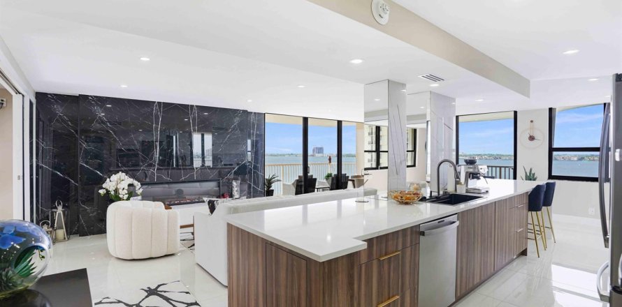 Condo in Riviera Beach, Florida, 2 bedrooms № 2082485