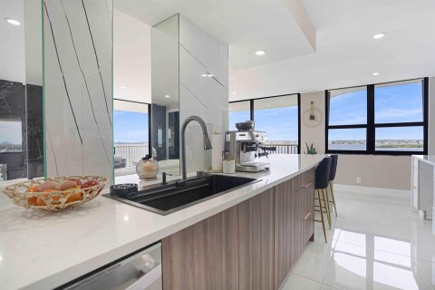Condo in Riviera Beach, Florida, 2 bedrooms № 2082485 - photo 14