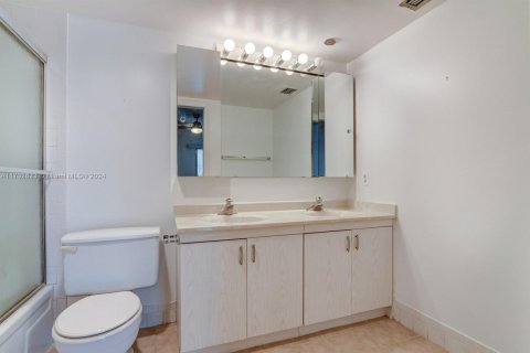 Condominio en venta en Coconut Creek, Florida, 2 dormitorios № 1874506 - foto 12