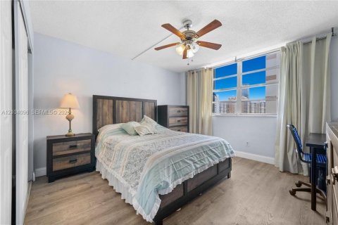 Condo in Hallandale Beach, Florida, 2 bedrooms  № 2412288 - photo 14