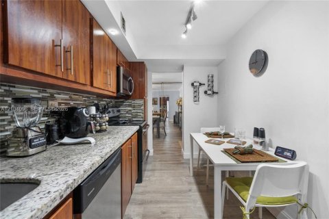 Condo in Hallandale Beach, Florida, 2 bedrooms  № 2412288 - photo 8