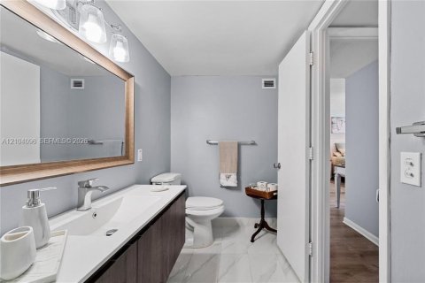 Condo in Hallandale Beach, Florida, 2 bedrooms  № 2412288 - photo 16