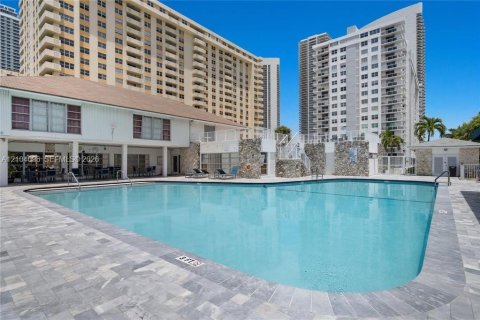 Condo in Hallandale Beach, Florida, 2 bedrooms  № 2412288 - photo 25