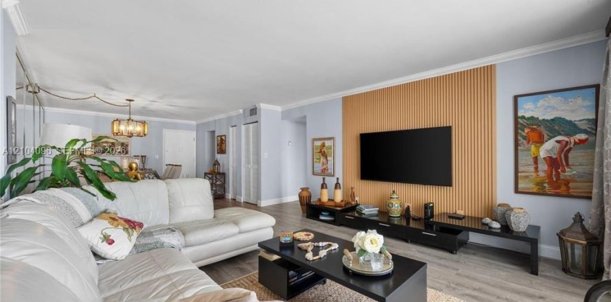 Condo in Hallandale Beach, Florida, 2 bedrooms  № 2412288