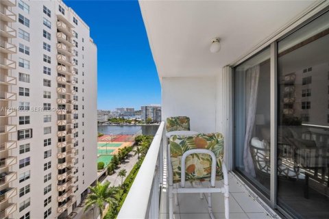 Condo in Hallandale Beach, Florida, 2 bedrooms  № 2412288 - photo 20