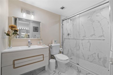 Condo in Hallandale Beach, Florida, 2 bedrooms  № 2412288 - photo 13