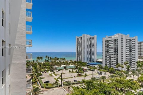 Condo in Hallandale Beach, Florida, 2 bedrooms  № 2412288 - photo 21
