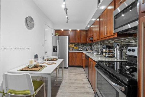 Condo in Hallandale Beach, Florida, 2 bedrooms  № 2412288 - photo 7