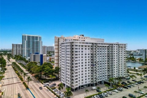 Condo in Hallandale Beach, Florida, 2 bedrooms  № 2412288 - photo 30