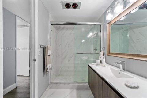 Condo in Hallandale Beach, Florida, 2 bedrooms  № 2412288 - photo 17