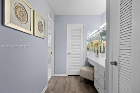 Condo in Hallandale Beach, Florida, 2 bedrooms  № 2412288 - photo 12