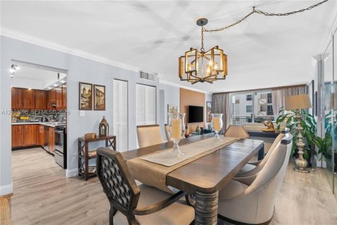Condo in Hallandale Beach, Florida, 2 bedrooms  № 2412288 - photo 6