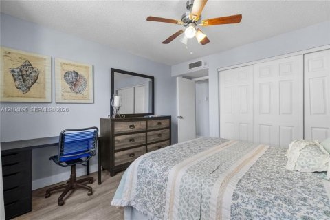 Condo in Hallandale Beach, Florida, 2 bedrooms  № 2412288 - photo 15