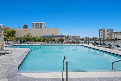 Condo in Hallandale Beach, Florida, 2 bedrooms  № 2412288 - photo 26