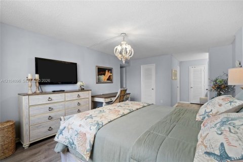 Condo in Hallandale Beach, Florida, 2 bedrooms  № 2412288 - photo 11