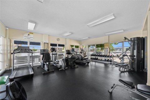 Condo in Hallandale Beach, Florida, 2 bedrooms  № 2412288 - photo 29