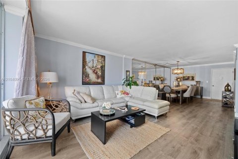 Condo in Hallandale Beach, Florida, 2 bedrooms  № 2412288 - photo 2