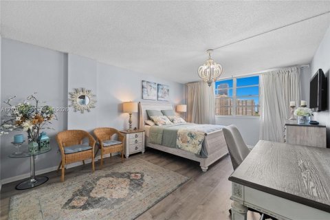 Condo in Hallandale Beach, Florida, 2 bedrooms  № 2412288 - photo 9