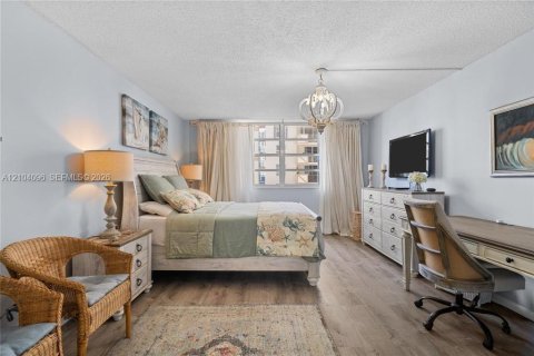 Condo in Hallandale Beach, Florida, 2 bedrooms  № 2412288 - photo 10