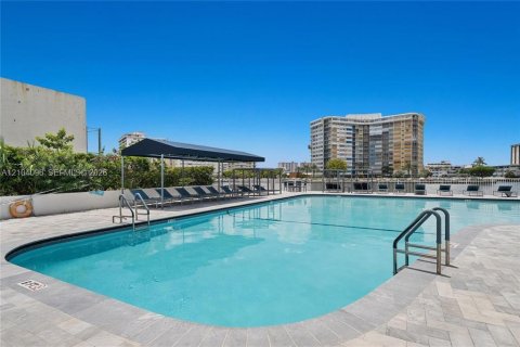 Condo in Hallandale Beach, Florida, 2 bedrooms  № 2412288 - photo 24