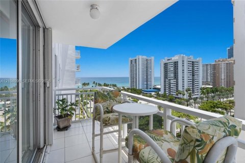 Condo in Hallandale Beach, Florida, 2 bedrooms  № 2412288 - photo 18